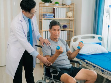 Asyalı fizyoterapist ve tekerlekli sandalyedeki yaşlı hasta halter kemeri tutuyor. Dambılı sağlık hizmeti. Yaşlı insanlar yaşlanıyor. Uyumlu spor aktiviteleri.