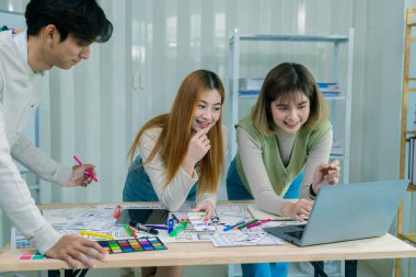 Bir geliştirici ekibi, kullanıcı akışı çizimleri ve tasarım araçları ile çevrili web sitesi ve mobil uygulama prototipleri için kablo çerçeveleri üzerinde çalışarak UXUI tasarımları planlamak için işbirliği yapar..