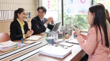 Ev ve Gayrimenkul Satış Toplantıları İş Yerindeki Yavaş Hareket Videosunda Geleneksel Satış Buluşmasında Müşterilere Nasıl Sunulup Satılır