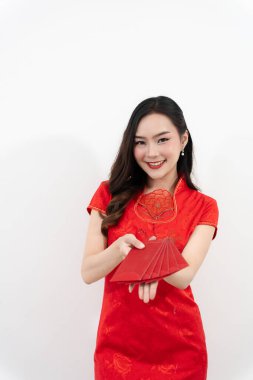 Genç Asyalı kadın, Çin Yeni Yıl hediyelerinin kırmızı zarflarını beyaz arka planda izole edilmiş Çin Yeni Yıl konseptinde tutuyor..