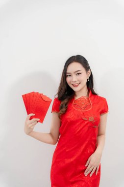 Genç Asyalı kadın, Çin Yeni Yıl hediyelerinin kırmızı zarflarını beyaz arka planda izole edilmiş Çin Yeni Yıl konseptinde tutuyor..