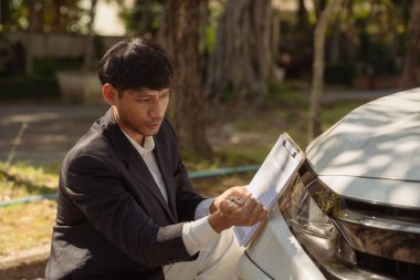 Auto mechanics inspect cars in auto repair shops. Mechanical maintenance engineers work in the automotive industry.