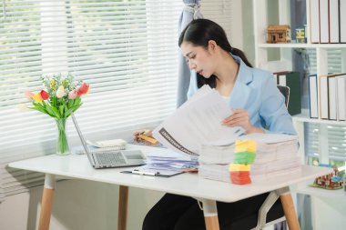 Employees who work with documents, search for documents, keep track of income and expenses, file taxes, and are busy with piles of documents need to be checked and organized in the workplace.