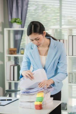 Employees who work with documents, search for documents, keep track of income and expenses, file taxes, and are busy with piles of documents need to be checked and organized in the workplace.