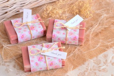 Düğün, romantik düğünler için doğal sabunları, pembe renkleri, sanatsal sabunları misafirler için hediyeleri, kırsal klasik gelinlik partilerini sever.