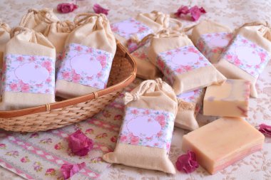 Düğün küçük konuk hediyeleri vaftiz bebek ilk komünyon doğal sabunlar el yapımı hediyeler, pembe beyaz bej renkler, doğal kişisel hediyeler