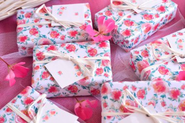 Düğün dekorasyondan, el yapımı sabunlardan, renkli bahar tarzı hediyelerden, pembe beyaz yeşil renklerden, romantik çiçeklerden, küçük parti hediyelerinden, hediye kutularından yanadır.