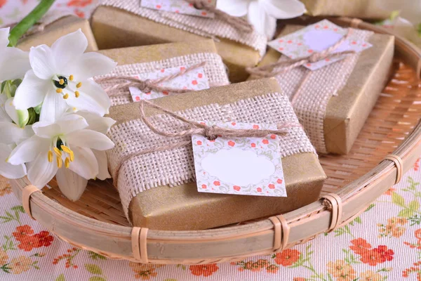 Altın evlilik yıldönümü misafiri, zanaatkar sabunlardan, küçük hediyelerden, altın kağıtlı jüt çuval bezinden, orijinal parti hediyelerinden, elli yıllık evlilikten yana.