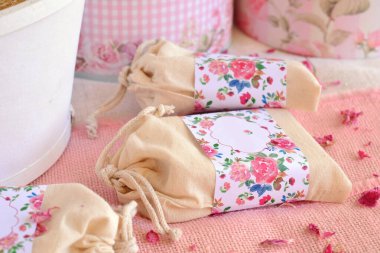 Düğün dekorasyonunda misafir pamuk torbalara sabun hediye eder. Eşsiz hatıralar, bebek kız komünü. Orijinal hediyeler, el yapımı fikirler, pembe krem renkleri, romantik çiçek tarzı, bahar partisi dekorasyonu.