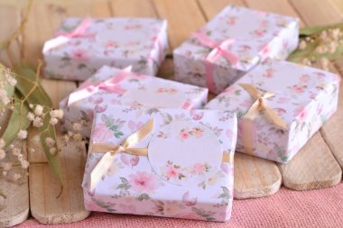 Düğün, eşsiz konuk hediyeleri pembe pembe pembe renkler romantik tarz dekorasyon vaftiz bebek kız komünyon ilk orijinal esnaf hediyeleri bahar yaz çiçekli parti dekorları sunar.