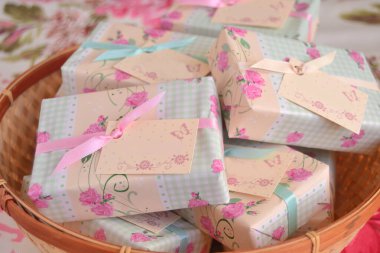 Düğün, pembe yeşil bej renkte el yapımı sabunları, romantik tarz dekorasyonu, küçük konuk hediyeleri orijinal fikirler, vaftiz bebeği, sepette ilk komünyon hediyeleri. 