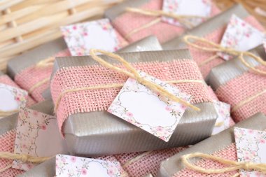 Düğün ayrıntıları el yapımı sabun süslemeleri pembe çuval bezi ve gümüş kağıt renkler, orijinal konuk hediyeler, vaftiz bebeği, ilk komünyon, doğum günü hediyeleri