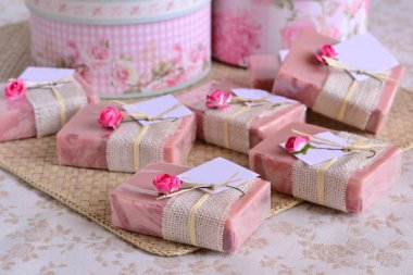 Düğün, pembe el yapımı sabunlar, eski püskü dekorasyonlar, çuval bezi ve gül desenli küçük misafir hediyeleri, doğum günü, ilk komünyon, bsaptism kızı orijinal parti hediyeleri, romantik tarz resepsiyon. 