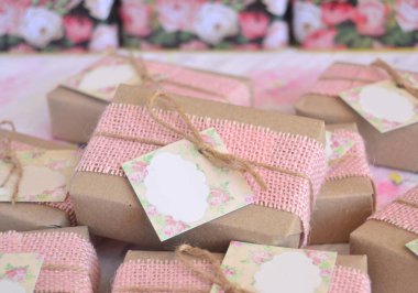 Düğün hediyeleri orjinal detaylar konuk eşyalar için doğal çevre dostu konsept, pembe çuval bezinden yapılmış kurdele, el yapımı sabunlar, ekolojik düğün resepsiyon dekorasyonu