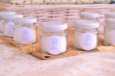 İlk komünyon orjinal hediyeleri erkek bebeğe hediye ya da vaftiz hediyesi etiketli beyaz özel soya mumları baş harfleri ve erkek ismi, el yapımı hediyeler.