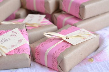İlk komünyon vaftizli bebek partisi hediye kutuları, pembe renkli dantel süslemeler ve üzerinde kız ismi yazılı etiketler. Mesaj ve kelebek, el yapımı sabunlar, orijinal hediyeler.