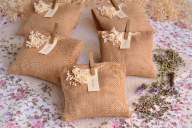Düğün, lavantalı jüt çuvalı, kokulu lavanta kesesi ve özel konuk hediyeleri tercih eder.