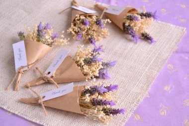 Düğün, lavanta çiçekli mini buketi tercih eder. El işi paketleme, özel misafir hediyeleri.