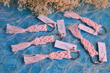 Düğün makrome anahtarlık pembe renk, özel konuk hediyeler mavi arka planda, parti küçük hatıra