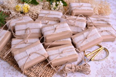 Düğün hediyesi olarak hediye paketi, çuval bezi kurdele dekorasyonu, doğal renk, makas, kırsal stil partisi, diy el yapımı sabun ambalajı.