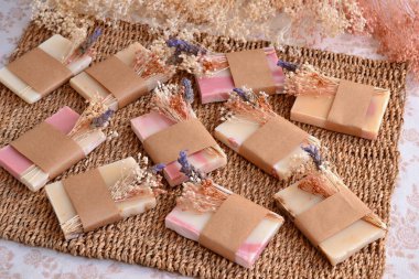 Düğün hediyesi olarak el işi kağıt ve kuru çiçeklerle sabun konuğu hediyeleri, kırsal sonbahar tarzı gelinlik partisi, hasır arka plan klasik ülke dekorasyonu, orijinal el yapımı hediyeler.