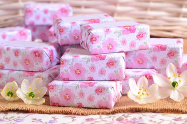 Küçük hediye düğün kutuları pembe beyaz çiçek süsleme, vaftiz kızı hediye hediyeleri, doğum günü, tatil partisi kutlaması, bahar yaz etkinliği, jüt arka plan