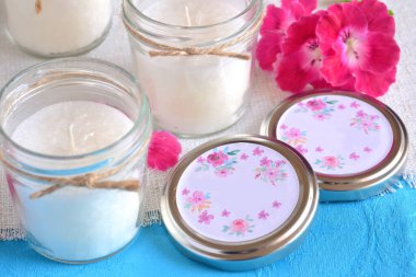 Düğün hediyeleri, kokulu cam kavanozlar, mumlar bahar jute kurdeleleri, romantik çiçek seremonisi, parti davetli hediyeleri, vaftiz töreni, küçük hediyeler, sahte etiketler.