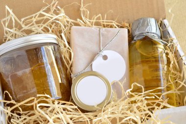 Doğal kozmetik ürünleri hediye kutusu ekolojik cilt bakımı sanatsal sabun dudak kremi kokulu banyo yağı sürdürülebilir noel hediyesi, nötr renkler beyaz bej kahverengi, boş kopya alanı