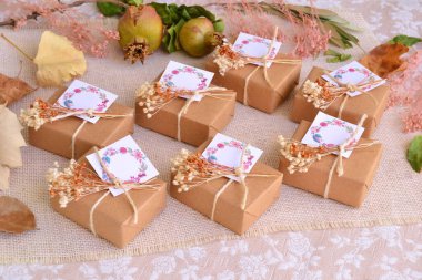 Sonbahar düğünü ekolojik el sanatları kutuları, jute kurdele çiçek dekorasyonu, doğal kahverengi beyaz parti konuk hediyeleri, küçük sonbahar tarzı hediyeler, diy el yapımı hediyeler, kırsal olay dekorasyonu