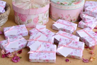 Düğün kutuları, pembe beyaz renkler, vaftizci kız hediye paketleri, kurdele ve boş fotokopi alanı, diy el yapımı etkinlik fikirleri, bahar partisi kutlaması, jute background