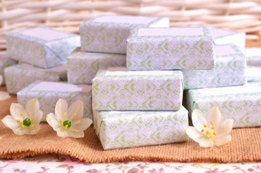 Düğün kutuları hediye kutuları yeşil renk jüt ve beyaz hasır arka plan, konuklar için küçük hediyeler, parti dekorasyonu, bahar yaz kırsal tarzı, sarılı sabunlar