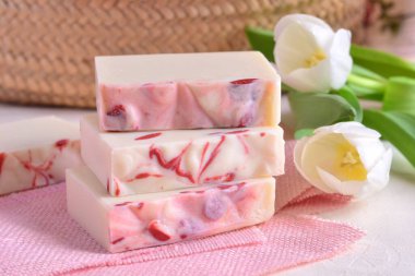 Doğal sabun, ekolojik kozmetik, zanaatkar düğün, küçük hediyeler, pembe beyaz renk, lale çiçekleri jute wicker arka plan, bahar yaz etkinliği dekorasyonu