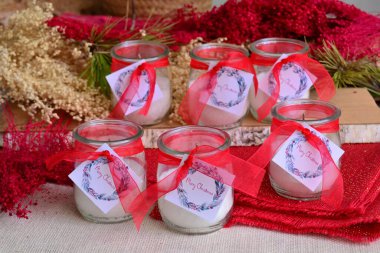 Noel hediyesi, beyaz mumlar, kırmızı kurdele, neşeli etiketler, çam ağacı brunch 'ları, ahşap çiçekler, kış düğünü hediyeleri, el işi fikirler, yeni yıl partisi hediyeleri.