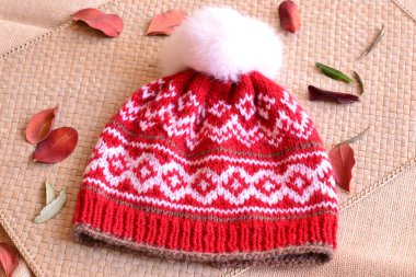 Kırmızı beyaz Noel şapkalı el Jacquard 'ın sıcak kış çorbasını, Noel Baba temasını, organik yün örgü projesini, bere aksesuarını ördü.