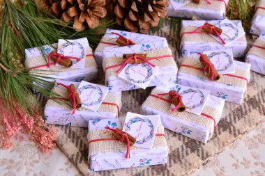 Mutlu noel hediyeleri, beyaz kırmızı kutular yeni yıl partisi hediyeleri, tarçın kokulu sabun, jüt, kurdele, çam ağacı konisi geçmişi, kış düğün hediyeleri, neşeli karşılama etiketi, misafir hediyeleri