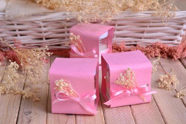 Düğün, pembe renk hediye kutularını, mum kurdeleyi, çiçek kurdelesini, bebek kız hediye hediyesini, cemaat hediyelerini, beyaz hasır arka planını, bahar yaz partisi dekorasyonunu, romantik tarzını sever.