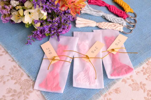 Düğün hediyeleri makrome anahtarlık hediyeler renkli yaz partisi hediyeleri monogram mektuplar etiket güzel ambalajlı el yapımı hediyeler