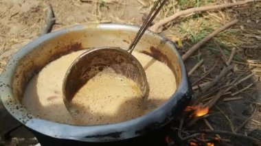 Köyün tarzında çay yapmak ya da pişirmek