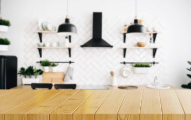 Mutfak, ahşap masa.