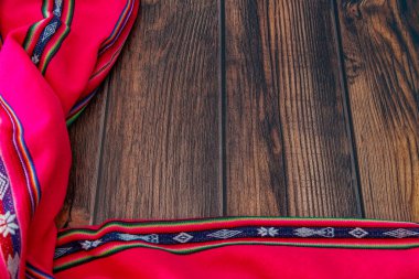 Peru 'da İspanyol döneminden kalma işlemeli ve parlak renklerde insanlar tarafından elle yapılmış ahşap bir masa.