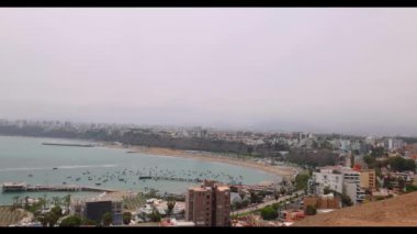 Zaman çizelgesi ve pan görüntüsü Lima şehrinin güneş sırtından. Tüm korrillo koyunu ve yeşil sahil sahillerini görüyoruz.