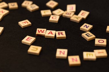 Tahta Harf Blokları Yazım Savaşı 'nı siyah arkaplanda engelliyor
