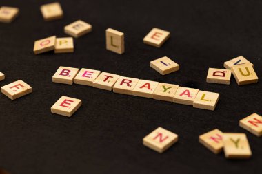 Tahta Harf Blokları Kara Arkaplanda İhanet Yazıyor