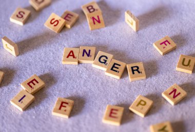 Tahta Harf Blokları Beyaz Arkaplanda 'Öfke' yi heceliyor