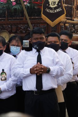 Paracas - Peru, 17 Haziran 2022 - Bakire Meryem 'i taşıyan erkeklerin ve tütsüyle katılan kadınların yer aldığı Paracas, Peru' daki kültürel bir inanç gösterisine bakın