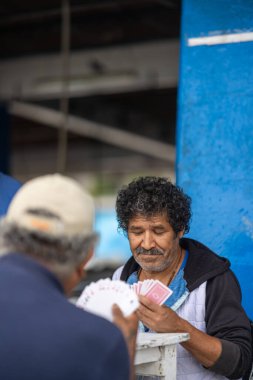 Lima - Peru, 21 Mayıs 2023 - Lima 'nın balıkçılık limanı balıkçıların avlarını yakalamak için yorulmadan çalıştıkları bir kovan. Kuşlar tepelerinde daireler çiziyor, artıkları bekliyorlar, ziyaretçiler rıhtımlarda gezinirken, canlı atmosferi alıyorlar.