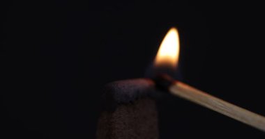 Dev bir kibritin yavaş çekimde tutuşmasını izleyin, vuruşun karmaşık detaylarını ve alevin ilk patlamasını ve genişlemesini ortaya çıkarıyor..