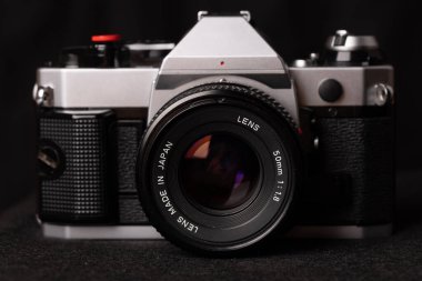 Siyah arka planda klasik bir kameranın birinci şahıs görüntüsü geleneksel fotoğrafçılığın özünü yakalıyor. Analog çağına bir övgü..