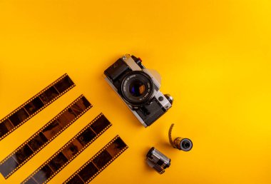 Klasik fotoğrafçılığın cazibesini vurgulamak için 35 mm 'lik film rulolarını parlak sarı bir arka planda kullandık..