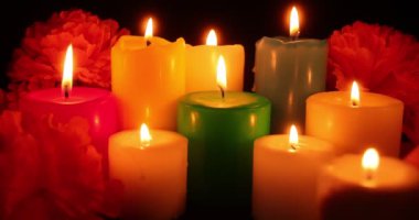 Genel olarak yanan mumlar, metalik desenli siyah bir kafatası ve kadife çiçekleri. Karanlık arka plan ve mum ışığı gizemli ve rahatsız edici bir atmosfer yaratır..